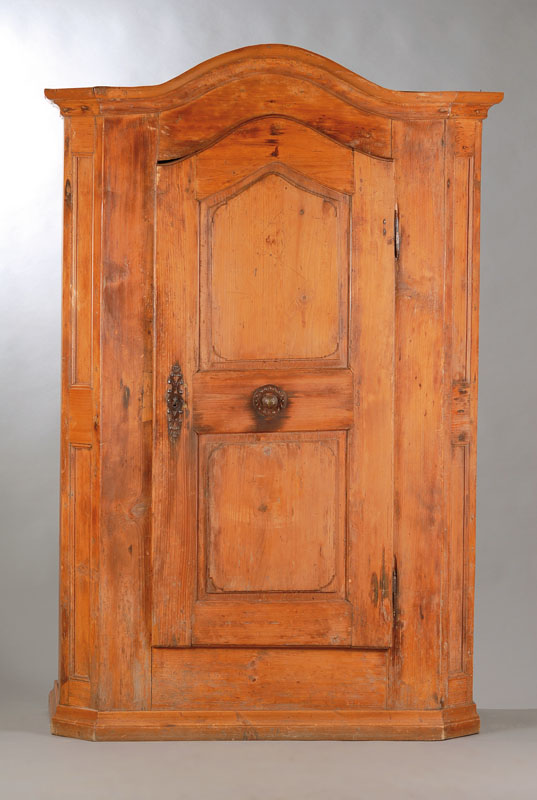 1-türiger Bauernschrank, süddeutsch um 1800,Weichholz, ursprünglich bemalt, vorne mit abgeflachten Ecken, Front auf Rahmen gearbeitet, Inlets ...