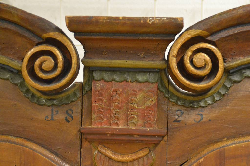 Detail a: Spaltschrank, Bodensee, datiert 1825, Weichholz, Front auf Rahmen gearbeitet mit abgeflachten Ecken und Schnitzereien aus dem Vollholz, ...