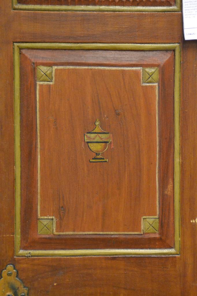 Detail b: Spaltschrank, Bodensee, datiert 1825, Weichholz, Front auf Rahmen gearbeitet mit abgeflachten Ecken und Schnitzereien aus dem Vollholz, ...