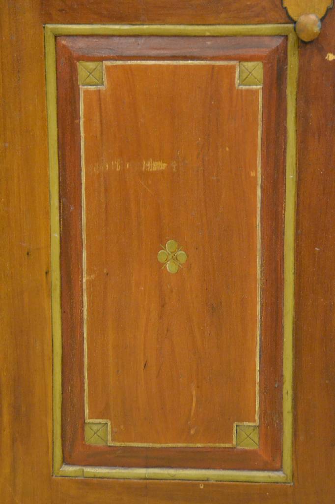 Detail c: Spaltschrank, Bodensee, datiert 1825, Weichholz, Front auf Rahmen gearbeitet mit abgeflachten Ecken und Schnitzereien aus dem Vollholz, ...