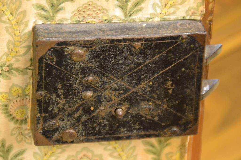 Detail d: Spaltschrank, Bodensee, datiert 1825, Weichholz, Front auf Rahmen gearbeitet mit abgeflachten Ecken und Schnitzereien aus dem Vollholz, ...