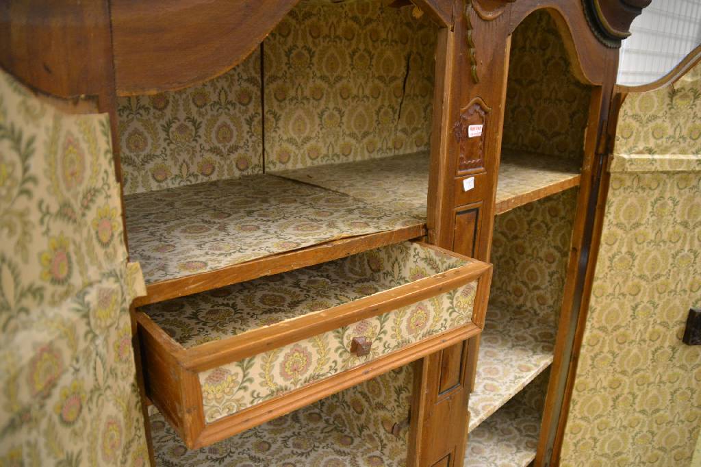 Detail e: Spaltschrank, Bodensee, datiert 1825, Weichholz, Front auf Rahmen gearbeitet mit abgeflachten Ecken und Schnitzereien aus dem Vollholz, ...