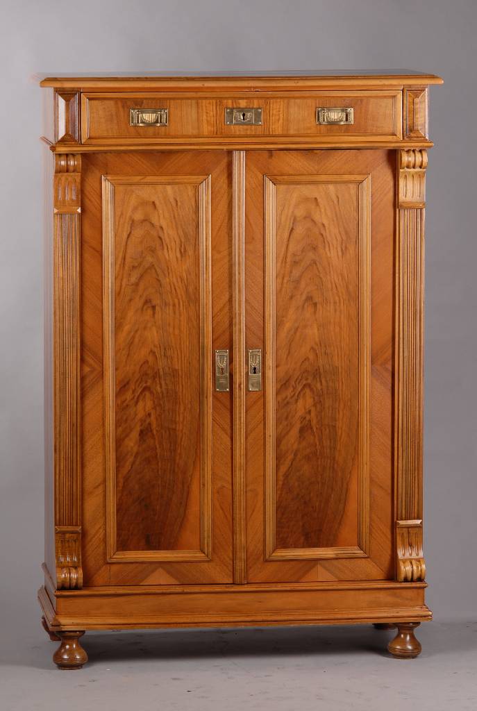 Vertiko, deutsch um 1890-1900, Gründerzeit, Nußbaumfurnier, 1-schübig, 2- türig, seitl. Säulenandeutung, diese gerieft mit Volutenenden, ...