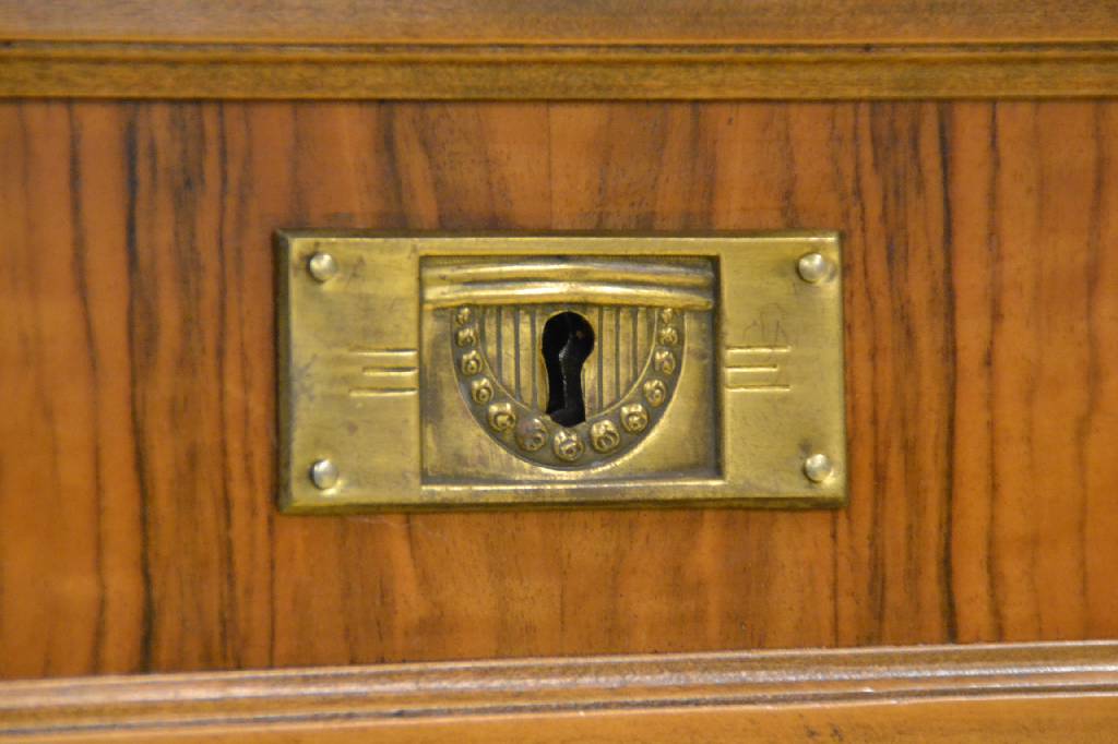 Detail a: Vertiko, deutsch um 1890-1900, Gründerzeit, Nußbaumfurnier, 1-schübig, 2- türig, seitl. Säulenandeutung, diese gerieft mit Volutenenden, ...