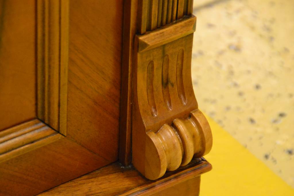 Detail b: Vertiko, deutsch um 1890-1900, Gründerzeit, Nußbaumfurnier, 1-schübig, 2- türig, seitl. Säulenandeutung, diese gerieft mit Volutenenden, ...