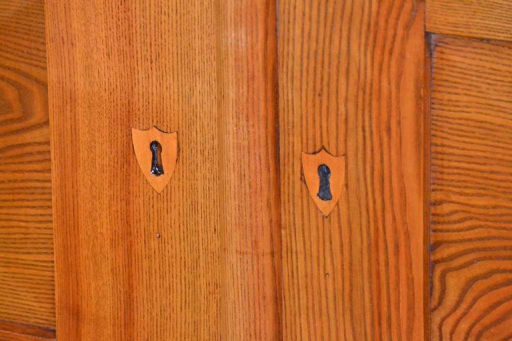 Detail a: Dielenschrank, Baden um 1830/40, komplett auf Rahmen gearbeitet Kernholz Esche, ausgesuchtes Kernholz, z.T. spiegelbildlich verarbeitet dadurch ...