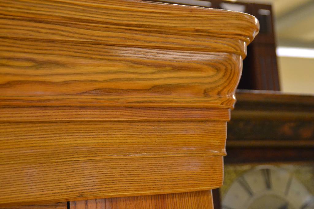 Detail b: Dielenschrank, Baden um 1830/40, komplett auf Rahmen gearbeitet Kernholz Esche, ausgesuchtes Kernholz, z.T. spiegelbildlich verarbeitet dadurch ...