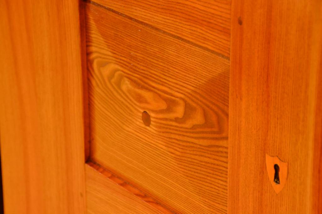 Detail c: Dielenschrank, Baden um 1830/40, komplett auf Rahmen gearbeitet Kernholz Esche, ausgesuchtes Kernholz, z.T. spiegelbildlich verarbeitet dadurch ...