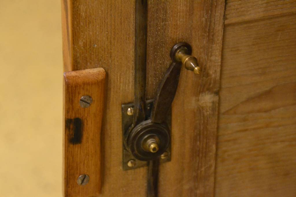 Detail d: Dielenschrank, Baden um 1830/40, komplett auf Rahmen gearbeitet Kernholz Esche, ausgesuchtes Kernholz, z.T. spiegelbildlich verarbeitet dadurch ...