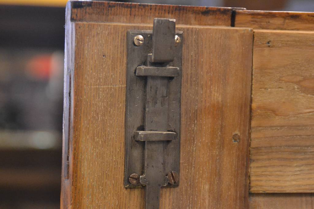 Detail e: Dielenschrank, Baden um 1830/40, komplett auf Rahmen gearbeitet Kernholz Esche, ausgesuchtes Kernholz, z.T. spiegelbildlich verarbeitet dadurch ...