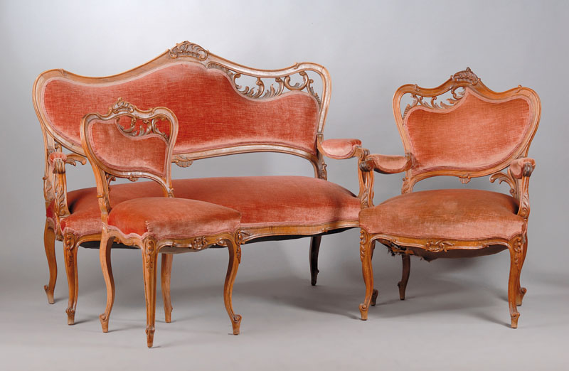 Salonmöbel, wohl Frankreich um 1890, massiv Nussbaum, freie Schnitzereien aus dem Vollholz in z. T. asymmetrischer Anordnung, partiell ...