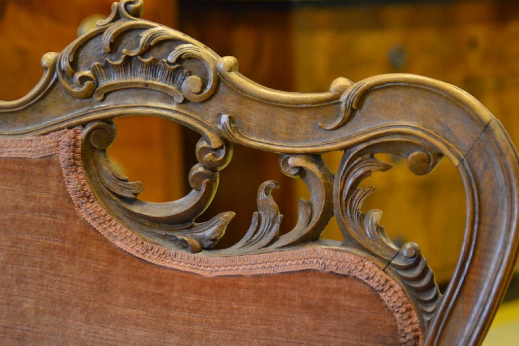 Detail a: Salonmöbel, wohl Frankreich um 1890, massiv Nussbaum, freie Schnitzereien aus dem Vollholz in z. T. asymmetrischer Anordnung, partiell ...