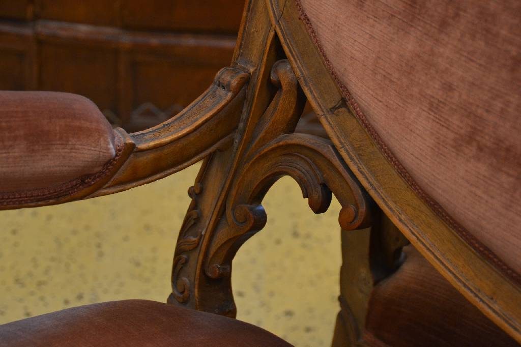 Detail b: Salonmöbel, wohl Frankreich um 1890, massiv Nussbaum, freie Schnitzereien aus dem Vollholz in z. T. asymmetrischer Anordnung, partiell ...