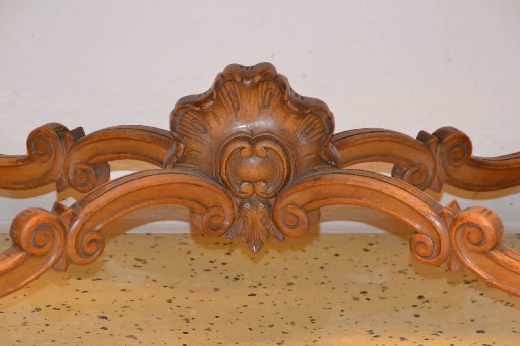 Detail a: Salontisch, Frankreich um 1890, Nussbaum massiv, sog. Rokokostil, Zarge und Beine geschweift, feine Schnitzereien aus dem Vollholz, Beine durch ...