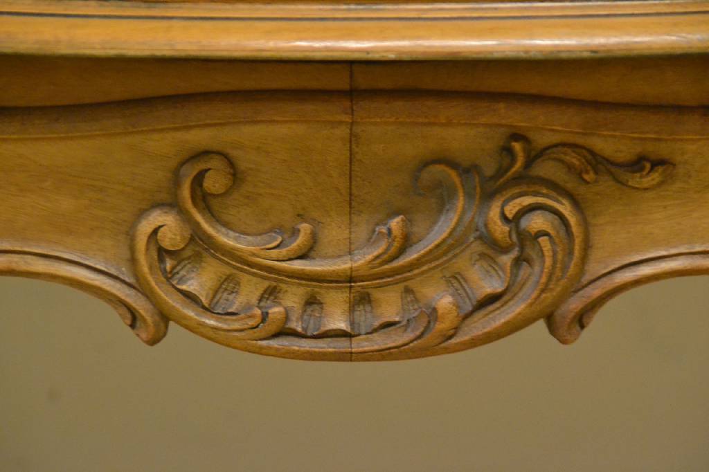 Detail b: Salontisch, Frankreich um 1890, Nussbaum massiv, sog. Rokokostil, Zarge und Beine geschweift, feine Schnitzereien aus dem Vollholz, Beine durch ...