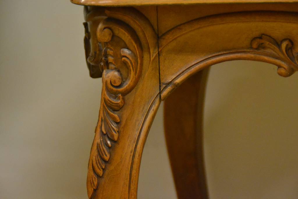 Detail c: Salontisch, Frankreich um 1890, Nussbaum massiv, sog. Rokokostil, Zarge und Beine geschweift, feine Schnitzereien aus dem Vollholz, Beine durch ...