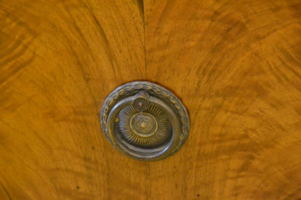 Detail b: Kommode, frühes 19. Jh., Nußbaumfurnier, Plattenseiten geschwärzt, Front je doppelt gespiegelt, Seiten je gespiegelt verlegt, 3-schübig, ...