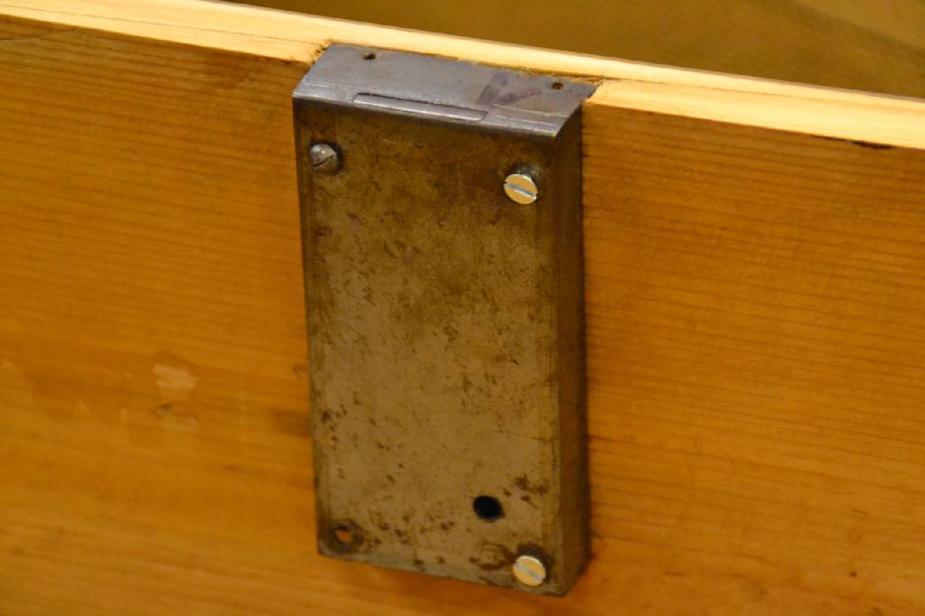 Detail e: Kommode, frühes 19. Jh., Nußbaumfurnier, Plattenseiten geschwärzt, Front je doppelt gespiegelt, Seiten je gespiegelt verlegt, 3-schübig, ...