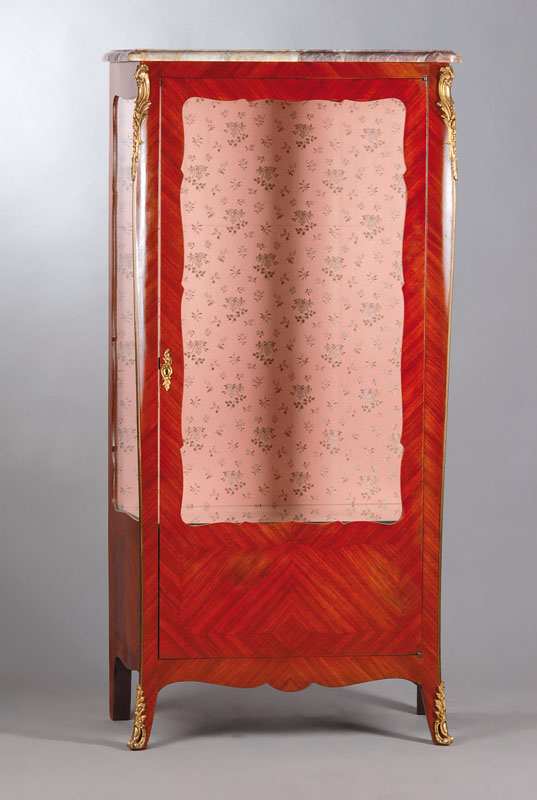 Vitrine, Frankreich Mitte 20. Jh., Rosenholzgespiegelt z.T. doppelt gespiegelt verlegt, bombierte Form, Messingbeschlag, 2 Glaseinlegeböden, guter ...