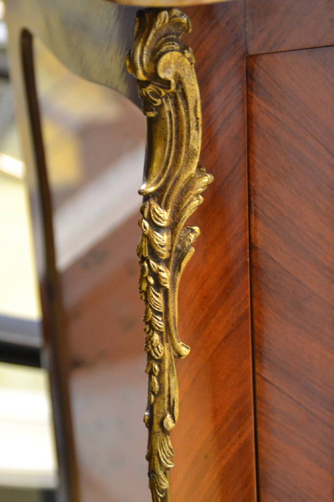 Detail a: Vitrine, Frankreich Mitte 20. Jh., Rosenholzgespiegelt z.T. doppelt gespiegelt verlegt, bombierte Form, Messingbeschlag, 2 Glaseinlegeböden, guter ...