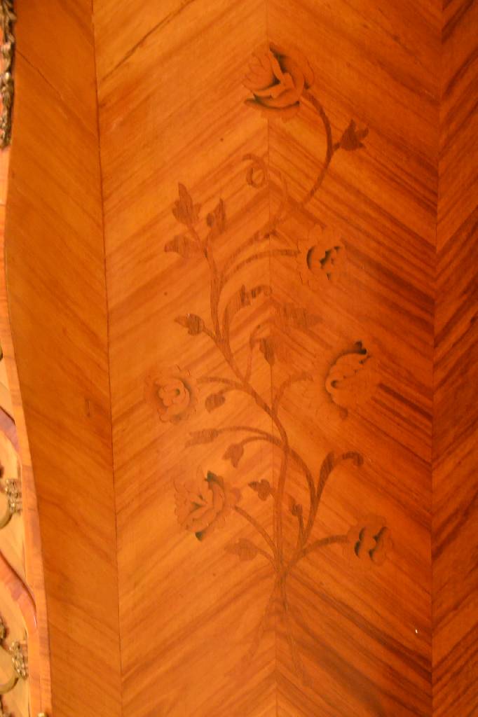 Detail a: Chiffoniere, Frankreich Mitte 20. Jh., Marmorplatte, Rosenholzfurnier gespiegelt verlegt, bombierte Form, 5-schübig mit rotem Stoff ausgekleidet, ...