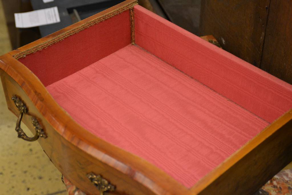 Detail b: Chiffoniere, Frankreich Mitte 20. Jh., Marmorplatte, Rosenholzfurnier gespiegelt verlegt, bombierte Form, 5-schübig mit rotem Stoff ausgekleidet, ...