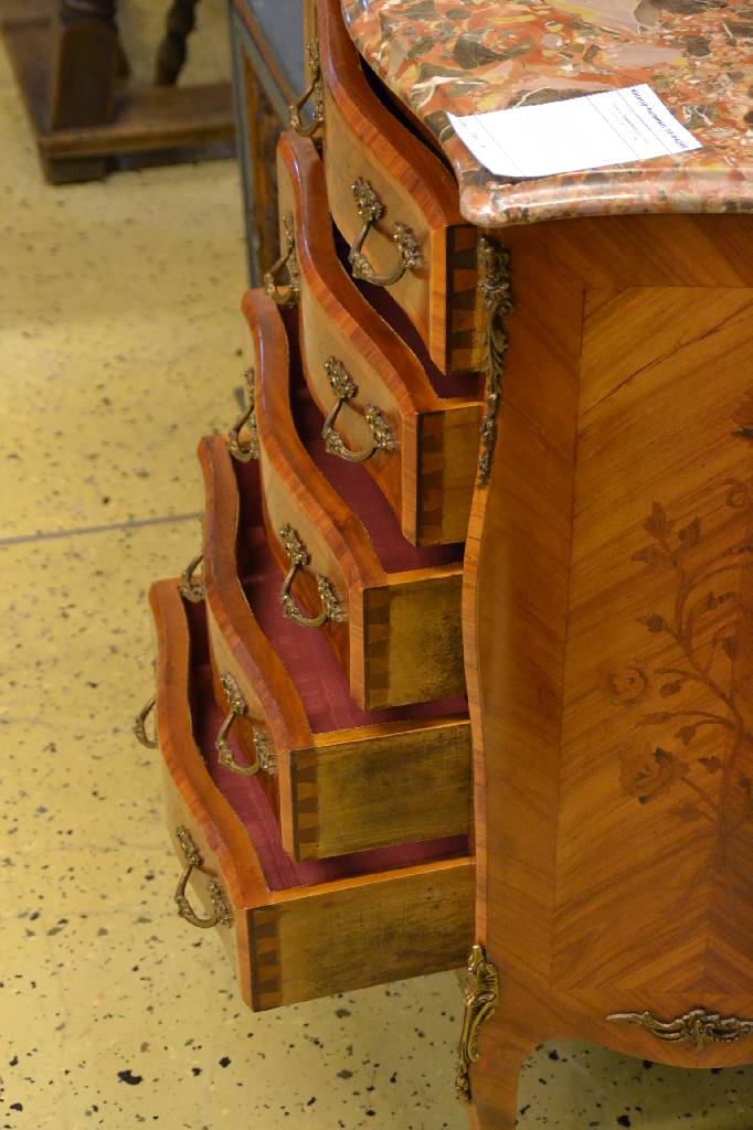 Detail c: Chiffoniere, Frankreich Mitte 20. Jh., Marmorplatte, Rosenholzfurnier gespiegelt verlegt, bombierte Form, 5-schübig mit rotem Stoff ausgekleidet, ...