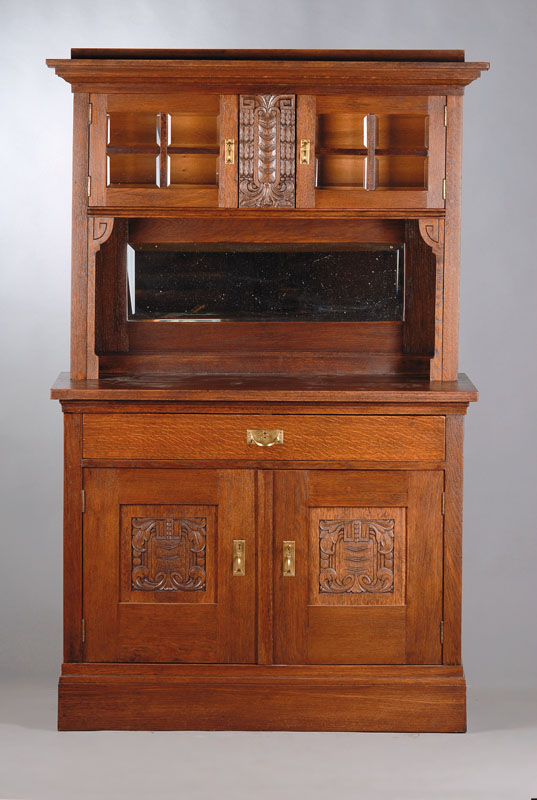 kleines Aufsatzbuffet, Jugendstil um 1905, Eiche massiv, Kopf 6-fach getreppt, Kantprofil, Aufsatz 2-türig mit facettierter Verglasung, Unterteil ...