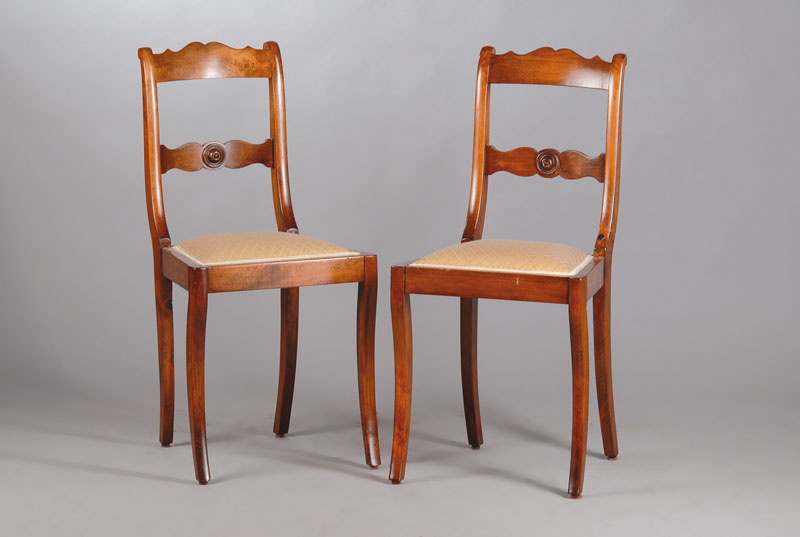 4 Biedermeierstühle,süddeutsch um 1850/60,Buche massiv, Lehnen lt. geschweift,Querversprossung geschweift u. gekröpft mit Kugelzierde, Beine ...