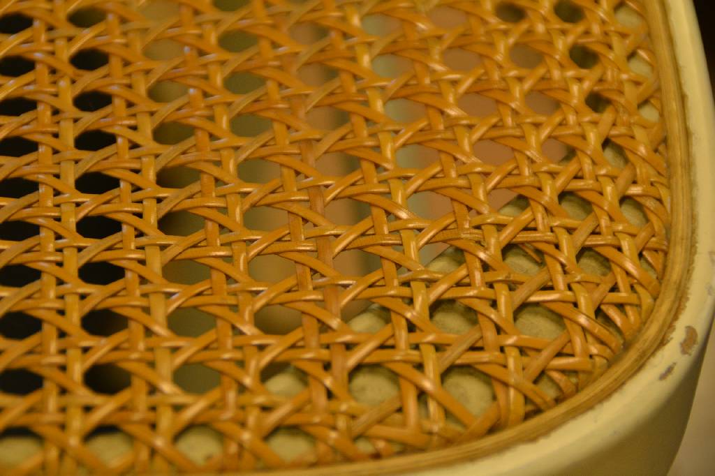Detail b: 6 Stühle, Thonet, 60er Jahre, "Nr. 8" mit Herstellerembleme, sog. Wiener Kaffeehausstühle, Bugholz weiss gefasst, H. ca. 86 cm, Sh. ca. ...