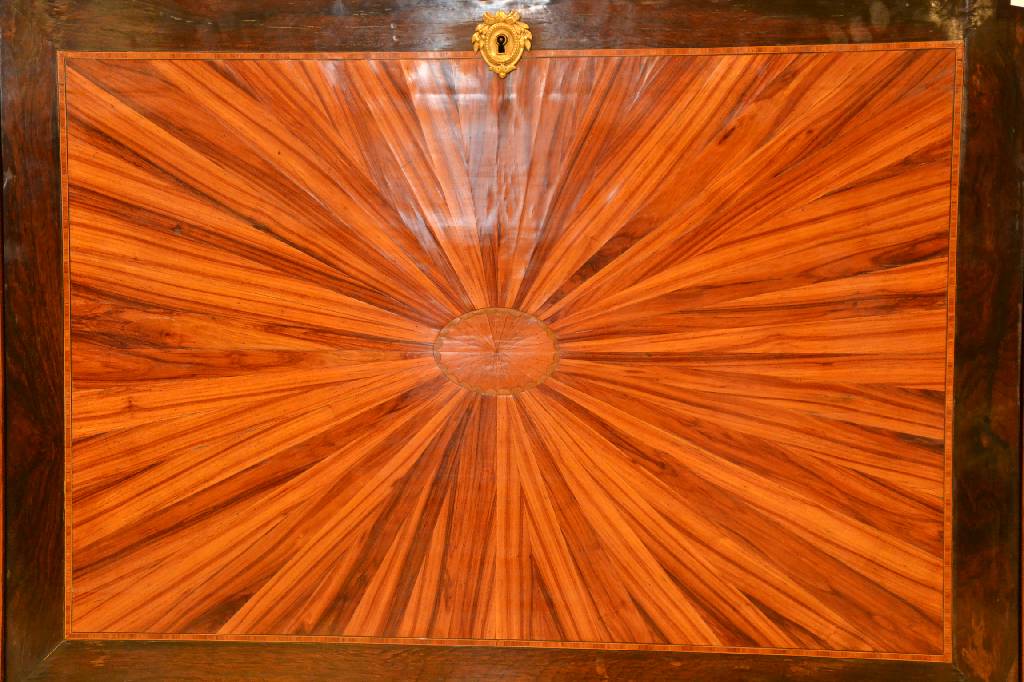 Detail a: Standsekretär, Frankreich um 1770/80, Rosenholz und Palisander, gespiegelt verlegt , eingelegt in Sternform, Marmorplatte, ge- schweifte Füße, ...