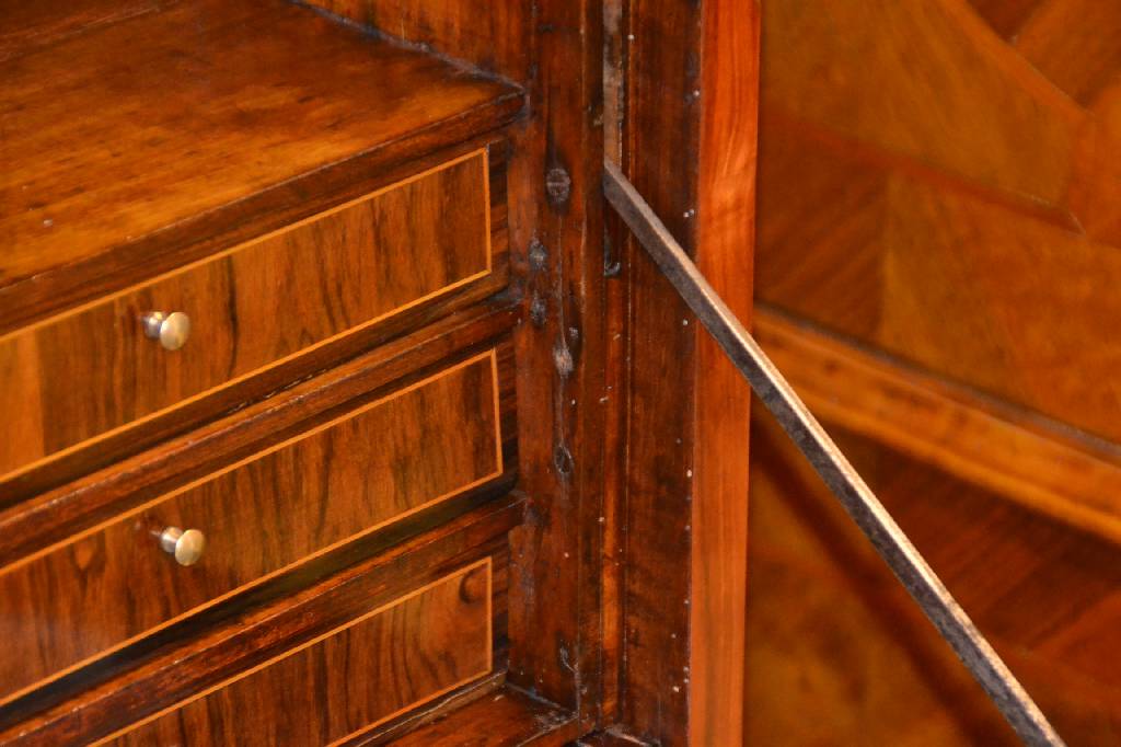 Detail b: Standsekretär, Frankreich um 1770/80, Rosenholz und Palisander, gespiegelt verlegt , eingelegt in Sternform, Marmorplatte, ge- schweifte Füße, ...