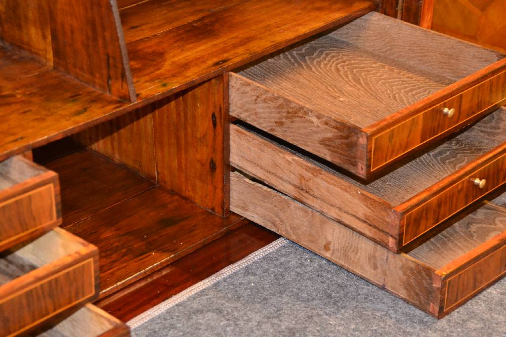 Detail c: Standsekretär, Frankreich um 1770/80, Rosenholz und Palisander, gespiegelt verlegt , eingelegt in Sternform, Marmorplatte, ge- schweifte Füße, ...
