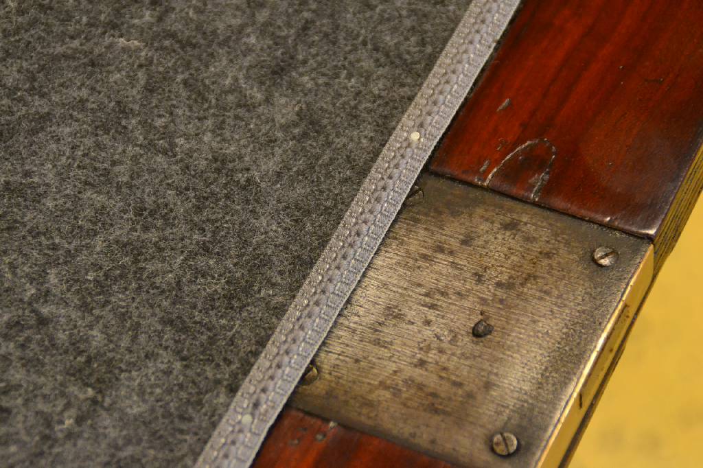 Detail d: Standsekretär, Frankreich um 1770/80, Rosenholz und Palisander, gespiegelt verlegt , eingelegt in Sternform, Marmorplatte, ge- schweifte Füße, ...
