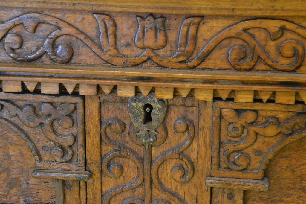 Detail a: Barocktruhe, sog. Flachdeckeltruhe, Nordwestdeutschland, unter Verwendung alter Teile um 1870 zur Truhe umgebaut, Eiche massiv, profilierte Leisten, ...
