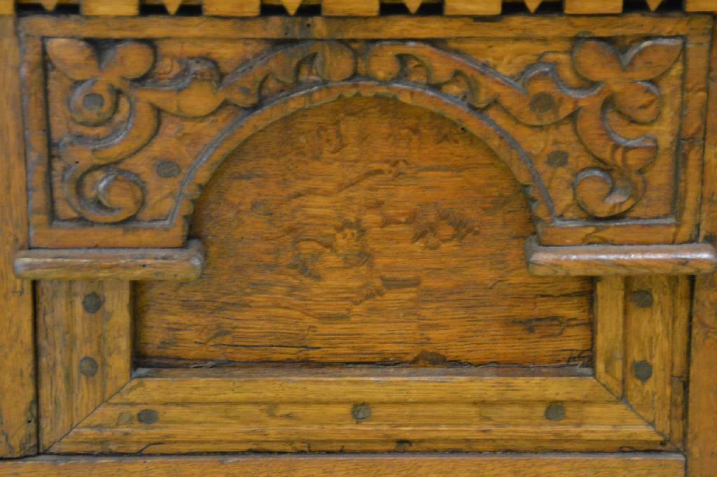 Detail b: Barocktruhe, sog. Flachdeckeltruhe, Nordwestdeutschland, unter Verwendung alter Teile um 1870 zur Truhe umgebaut, Eiche massiv, profilierte Leisten, ...