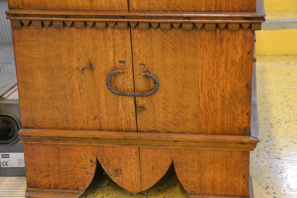 Detail c: Barocktruhe, sog. Flachdeckeltruhe, Nordwestdeutschland, unter Verwendung alter Teile um 1870 zur Truhe umgebaut, Eiche massiv, profilierte Leisten, ...