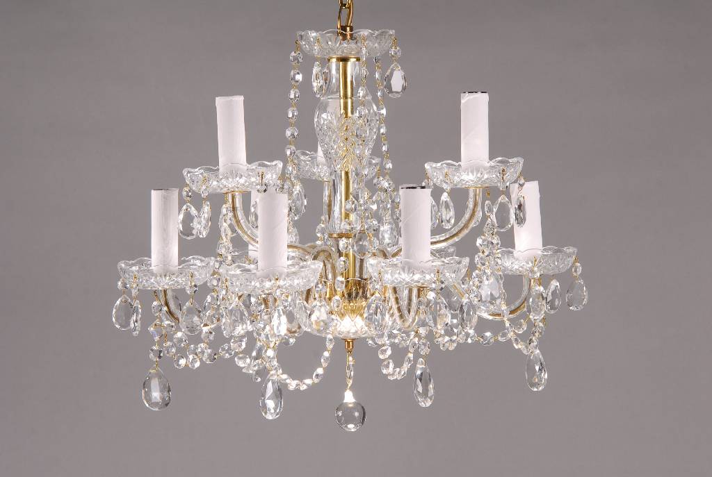 Deckenleuchter, Mitte 20. Jh., 8 Brennstellen, reicher Presskristallbehang, Elektrifizierung nicht geprüft, guter Zustand, H. ca. 80 cm D. ca. 52 cm