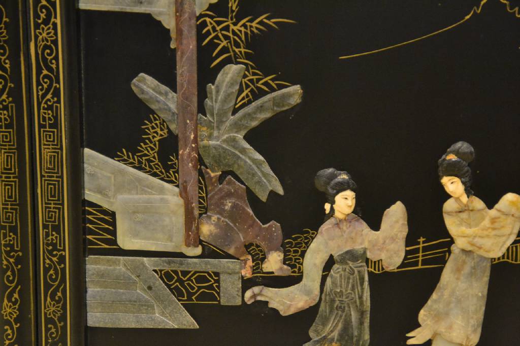 Detail a: Drehbarer Stollenschrank, Japan 20.Jh., Korpus Eiche, Schwarz gelackt, Front u. Seiten mit asiatischer Szenerie in verschiedenen Mineralien, ...