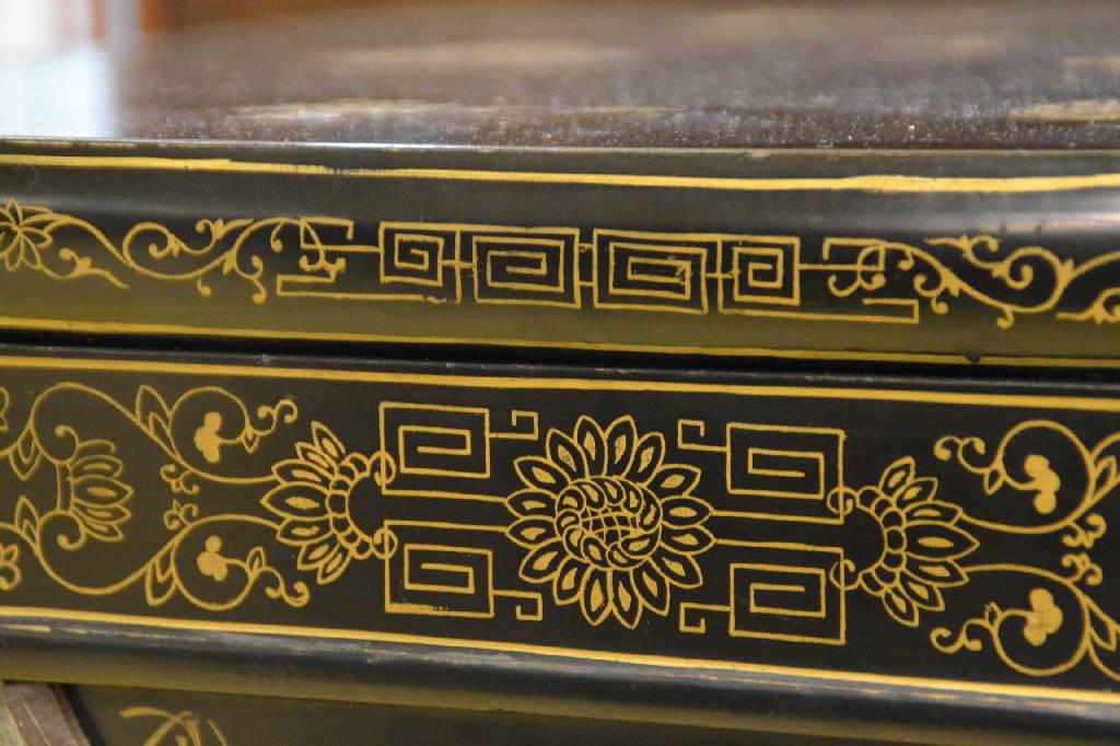 Detail b: Drehbarer Stollenschrank, Japan 20.Jh., Korpus Eiche, Schwarz gelackt, Front u. Seiten mit asiatischer Szenerie in verschiedenen Mineralien, ...