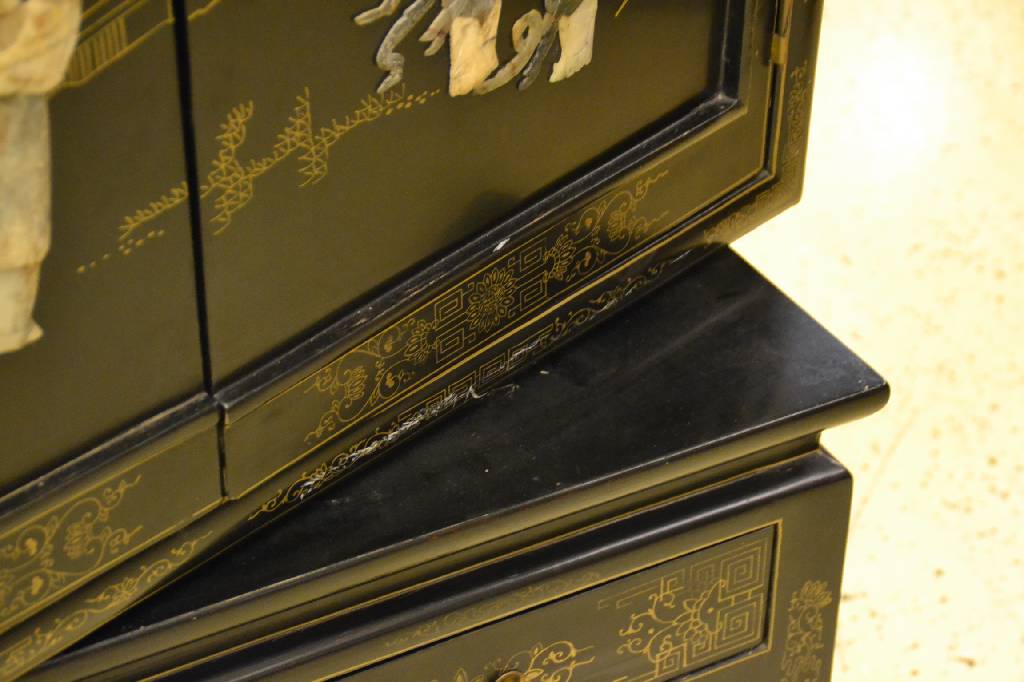 Detail c: Drehbarer Stollenschrank, Japan 20.Jh., Korpus Eiche, Schwarz gelackt, Front u. Seiten mit asiatischer Szenerie in verschiedenen Mineralien, ...