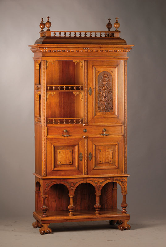 Kabinettschrank, deutsch um 1880/1890, Nussbaumfurnier auf Eichekorpus, Kopf mit Balusterfialen und Balustrade, vielfach unterschiedlichst ...