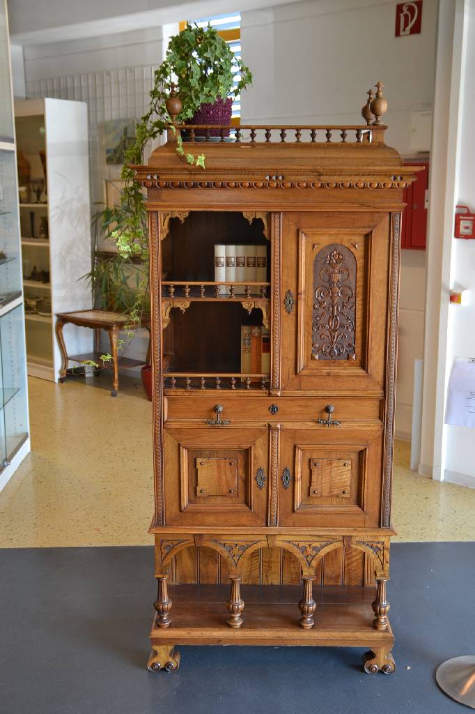 Detail a: Kabinettschrank, deutsch um 1880/1890, Nussbaumfurnier auf Eichekorpus, Kopf mit Balusterfialen und Balustrade, vielfach unterschiedlichst ...