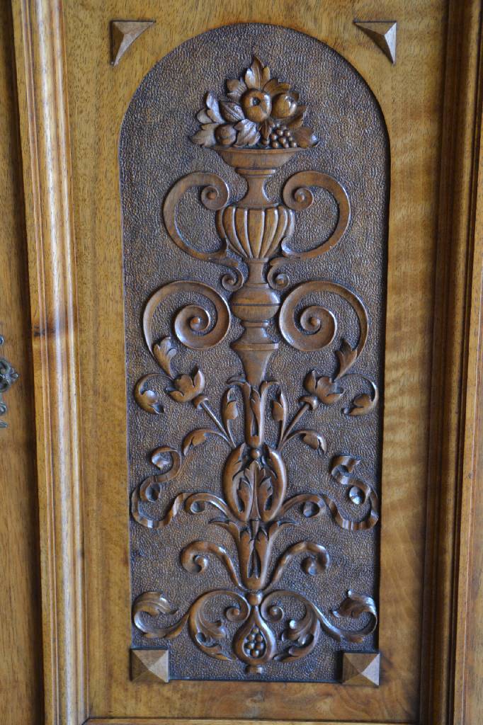 Detail b: Kabinettschrank, deutsch um 1880/1890, Nussbaumfurnier auf Eichekorpus, Kopf mit Balusterfialen und Balustrade, vielfach unterschiedlichst ...
