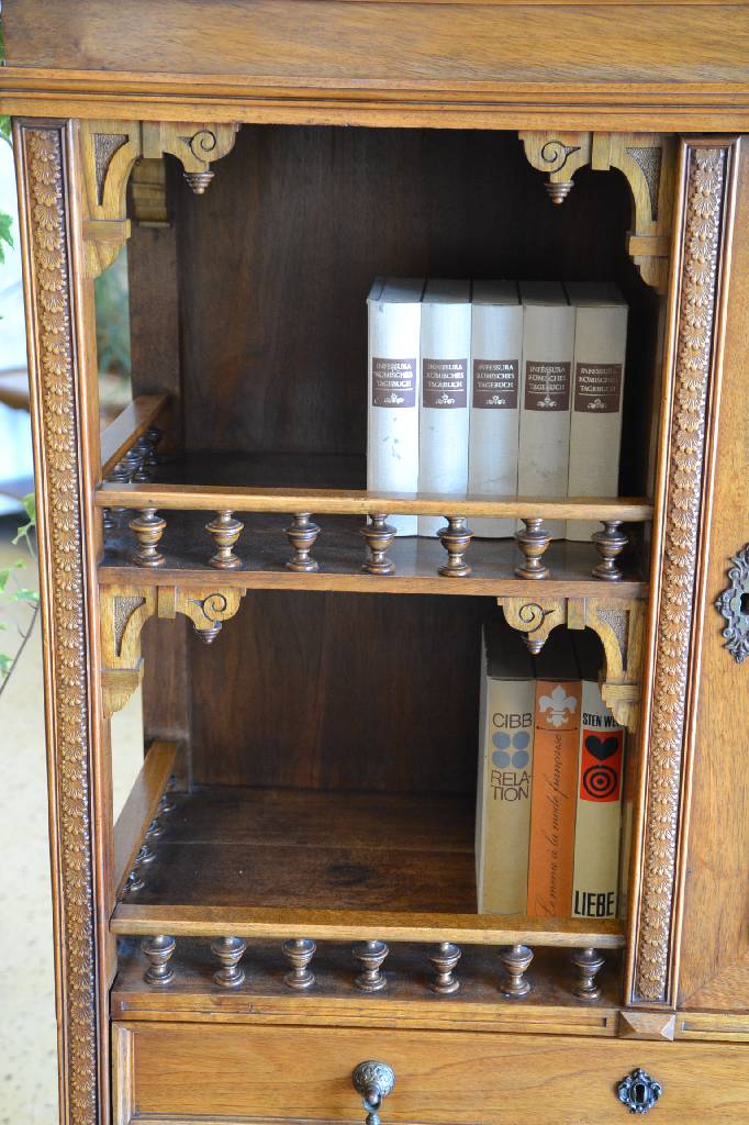 Detail c: Kabinettschrank, deutsch um 1880/1890, Nussbaumfurnier auf Eichekorpus, Kopf mit Balusterfialen und Balustrade, vielfach unterschiedlichst ...