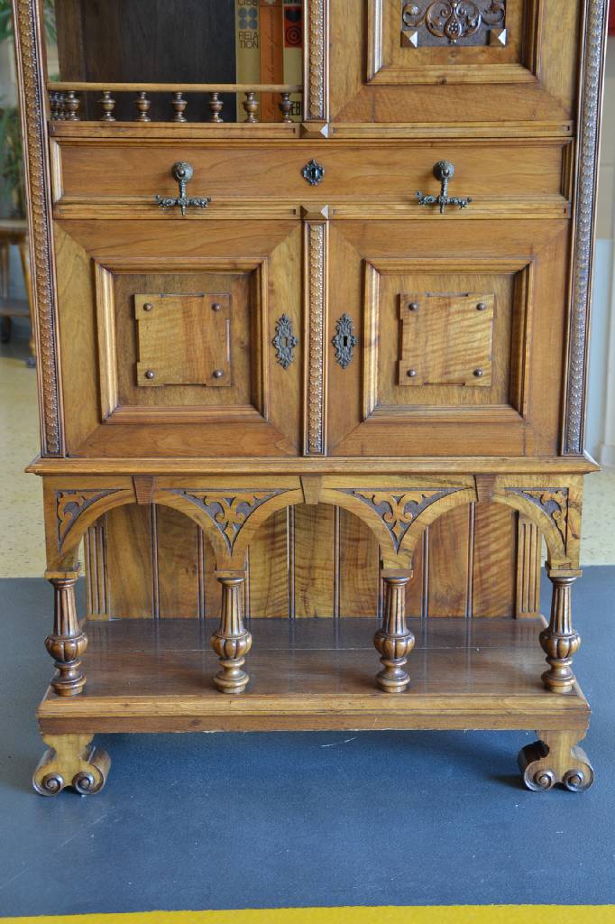 Detail d: Kabinettschrank, deutsch um 1880/1890, Nussbaumfurnier auf Eichekorpus, Kopf mit Balusterfialen und Balustrade, vielfach unterschiedlichst ...