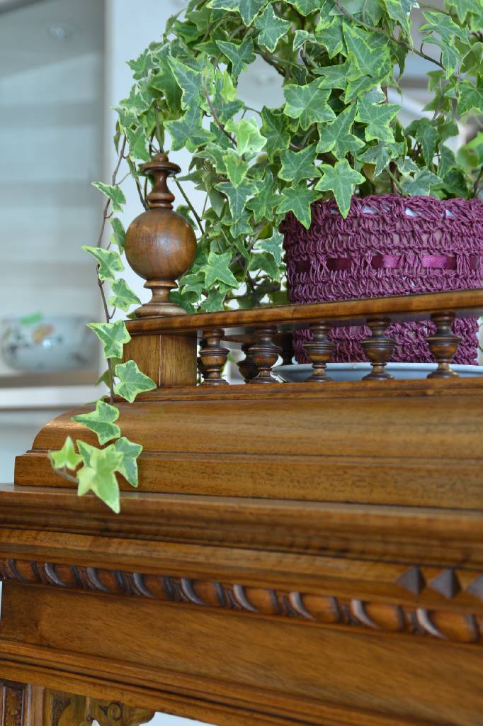 Detail e: Kabinettschrank, deutsch um 1880/1890, Nussbaumfurnier auf Eichekorpus, Kopf mit Balusterfialen und Balustrade, vielfach unterschiedlichst ...