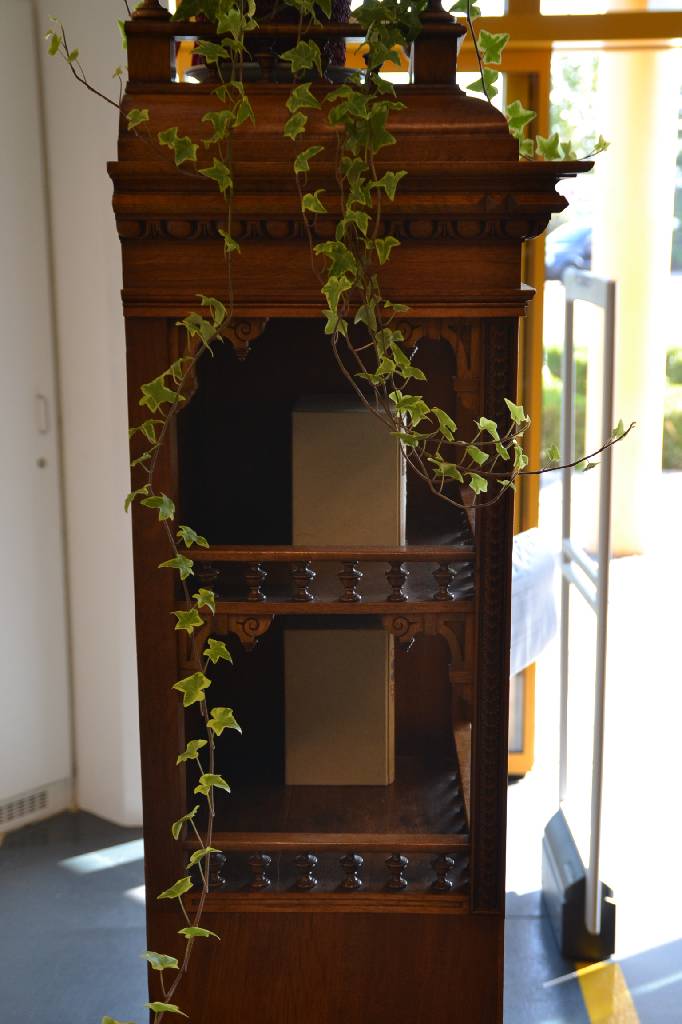 Detail f: Kabinettschrank, deutsch um 1880/1890, Nussbaumfurnier auf Eichekorpus, Kopf mit Balusterfialen und Balustrade, vielfach unterschiedlichst ...
