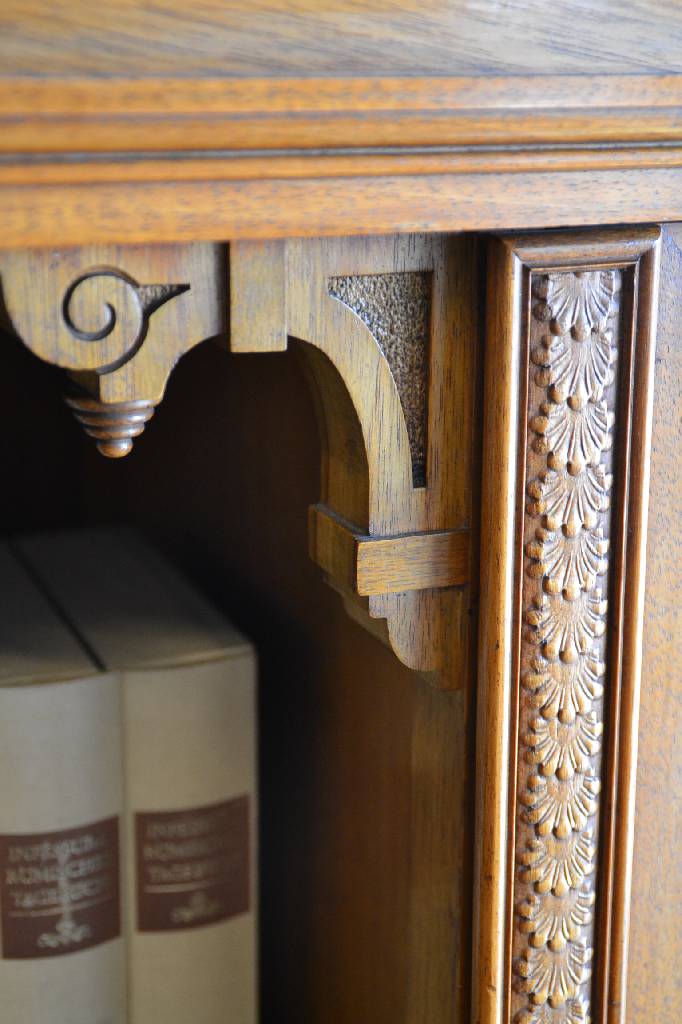 Detail g: Kabinettschrank, deutsch um 1880/1890, Nussbaumfurnier auf Eichekorpus, Kopf mit Balusterfialen und Balustrade, vielfach unterschiedlichst ...