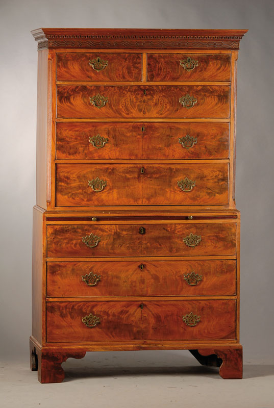 Aufsatzkommode, sog. Tallboy, deutsch um 1810, Mahagonifurnier, Giebel 7-fach getreppt mit unterschiedlichster Profilierung und Friesung, darunter ...